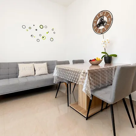 Euphemia Apartment *